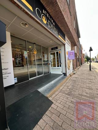 Ruim en verzorgd handelspand met een totale oppervlakte van 302 m². Het pand is momenteel ingericht als bakkerij en beschikt over een kwaliteitsvolle, professionele afwerking.<br /><br />De handelsruimte omvat een aantrekkelijke winkelruimte met koeltoog en vaste inrichting, een ruime werkruimte met professionele apparatuur, een afzonderlijke werkruimte en een grote opslagruimte. Daarnaast is er een sanitaire ruimte met douche, lavabo en toilet.<br />De aanwezige koeltoog en toestellen kunnen mee ter beschikking worden gesteld en in gebruik blijven, waardoor het pand bijzonder geschikt is voor wie de huidige bakkerijactiviteit wil voortzetten. <br /><br />Aan de buitenzijde is een geschikte plaats voorzien voor een broodautomaat.<br />De winkelruimte kan volledig worden afgesloten met een rolluik.<br /><br />Indeling: de eigenlijke winkel met toonbank - grote werkruimte - kleine werkruimte - sanitaire ruimte met toilet - volumineuze benutbare opslagruimte/magazijn.<br /><br />Belangrijkste kenmerken : <br /><br />Totale oppervlakte: 302 m²<br />EPC label B<br />Ingericht als bakkerij<br />Kwaliteitsvolle winkelinrichting<br />Koeltoog en aanwezige toestellen kunnen mee gebruikt worden<br />Ruime professionele winkelruimte<br />Afzonderlijke extra werkruimte<br />Grote opslagruimte<br />Badkamer met douche en lavabo<br />Afzonderlijk toilet<br />Plaats voor een broodautomaat aan de buitenzijde<br />Winkelruimte afsluitbaar met rolluik<br />Koeling aanwezig in werkruimte<br />Onmiddellijk beschikbaar in onderling overleg<br /><br />Een uitstekende opportuniteit voor ondernemers die op zoek zijn naar een ruime, goed uitgeruste handelsruimte met professionele voorzieningen in Geel.