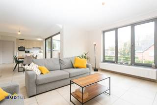 Dit prachtige appartement is een echte oase van ruimte en licht, ideaal voor wie comfortabel wil wonen.Je komt binnen via de inkomhal met apart...