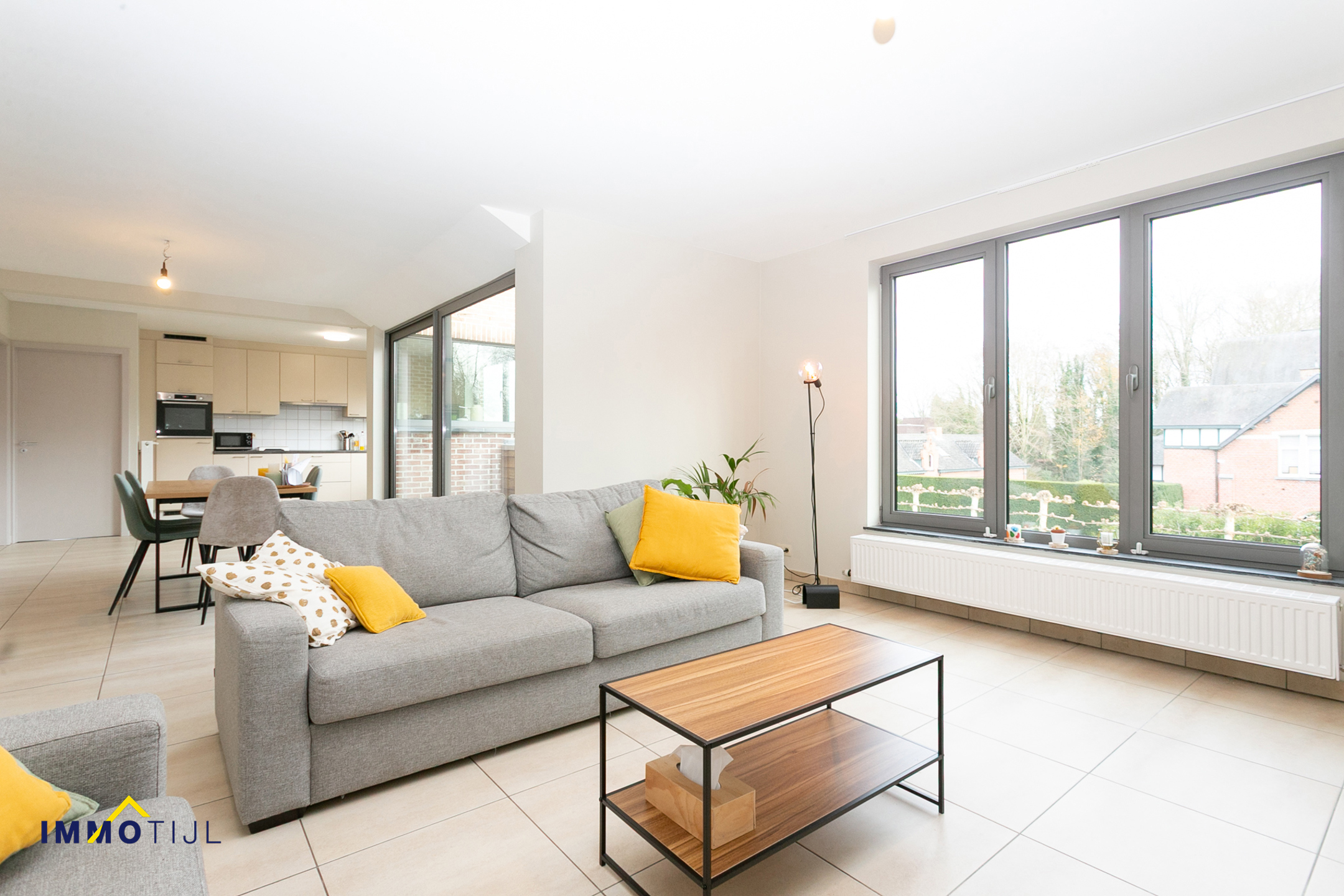 Ruim en lichtrijk appartement met terras en garagebox. - foto 2