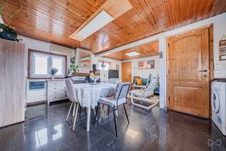 We Invest Ciney Haute-Meuse vous propose cet agréable chalet niché sur un terrain privé dans un domaine paisible sur les hauteurs d'Hastière...