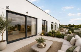 Energiezuinig klasseappartement met 2 slaapkamers en zonnig terras in hartje Waregem!
Op een toplocatie vlakbij de kliniek van Waregem bevindt zich dit stijlvol afgewerkte nieuwbouwappartement, waar luxe, comfort en energiezuinig wonen perfect samenkomen.
Dankzij de hoogwaardige materialen, hoge plafonds en de lichtrijke ruimtes geniet u hier van alle comfort.
Bovendien is aankoop aan 6% btw mogelijk (mits voldoen aan de voorwaarden).
Bij het binnenkomen wordt u verwelkomd in de inkomhal met een stijlvolle stalen deur en apart gastentoilet. De ruime, lichtrijke leefruimte sluit aan op de volledig geïnstalleerde open keuken met kookeiland. Verder beschikt het appartement over een praktische berging/wasplaats, een badkamer (met lavabo en douche) en 2 ruime slaapkamers.
Bovendien beschikt het appartement over een zonnige terras!
Troeven: Instapklaar nieuwbouwappartement (reeds geschilderd), hoge plafonds, luxe materialen, warmtepomp, energiezuining, conforme elektriciteit.
Een unieke kans voor wie op zoek is naar stijlvol en comfortabel wonen op een uitstekende locatie!
Interesse in deze prachtige woning?
Plan vandaag nog uw bezoek via afspraak met Immo Beguin: tessa@immobeguin.be