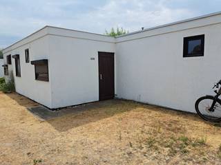 Cette maison de vacances meublé se situe sur la domaine de vacances De Grote Zeemeeuwen tout près des dunes de Coxyde / Oostduinkerke. Cette maison vous offre un living lumineux avec cuisine ouverte , 2 chambres à coucher , une salle de bains avec douche , une grande terrasse ensoleillée et un emplacement de voiture!