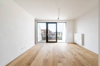 Stijlvol duplexappartement met mooie groene zichten te Duinenwater<br /><br />Lichte en royale leefruimte<br />De ruime woonkamer sluit naadloos aan op de moderne, volledig uitgeruste keuken. Grote raampartijen aan beide zijden zorgen voor een overvloed aan natuurlijk licht en creëren een open, luchtige sfeer.<br /><br />Twee comfortabele slaapkamers met en-suite doucheruimtes Elke slaapkamer beschikt over een eigen doucheruimte.<br />Geniet aan de ene zijde van een panoramisch uitzicht op de groene polders en het Duinenwatermeer, terwijl u aan de andere zijde uitkijkt op de sfeervolle binnentuin. <br />Mogelijkheid tot aankoop van een staanplaats in de residentie.<br /><br />EPB: A - 41 kWh/m²/jaar - UC: 2018130143