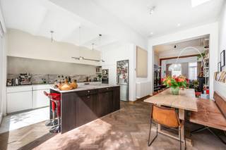 Karaktervol herenhuis, waar authentieke charme en hedendaags wooncomfort harmonieus samenkomen op een bijzondere locatie in het gegeerde...