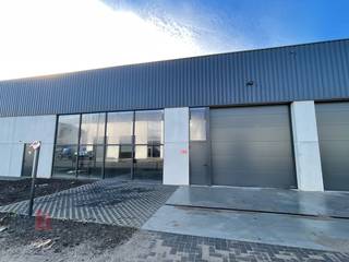 Nieuwbouw magazijnruimte met een oppervlakte van maar liefst 549 m² in combinatie met 2 privatieve parkeerplaatsen. De casco magazijnruimte...