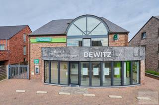 Commercieel gelegen handelspand (284 m²) met kantoorruimtes in LutlommelOp een strategische locatie in Lutlommel bevindt zich dit instapklare en...