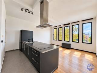 <p><span>Informations sur l'appartement</span></p><p><span>Vous recherchez un appartement chaleureux et lumineux offrant une belle vue à Anvers ? Ce charmant appartement d’une chambre d’environ 55 m², situé au 2 de la Museumstraat, allie une ambiance chaleureuse à un emplacement idéal dans le quartier du Zuid. Il donne sur le Zuidpark et vous permet de profiter d’un cadre verdoyant en plein cœur de la ville. Le salon se distingue par ses hautes fenêtres, qui laissent entrer une lumière agréable et créent une sensation d’espace. Le beau parquet confère à la pièce un cachet supplémentaire et constitue une base chaleureuse pour un coin salon et salle à manger convivial. La cuisine ouverte communique avec le salon et est équipée d’un plan de travail pratique, d’un évier, d’une plaque de cuisson et d’une hotte. Vous pouvez ainsi rester en contact avec vos invités tout en cuisinant.La chambre séparée dispose également d’un parquet et est équipée de grands placards intégrés. Ceux-ci offrent un vaste espace de rangement et contribuent à garder la pièce calme et bien rangée. La salle de bains est équipée à la fois d’une baignoire, d’une douche séparée et d’un meuble-lavabo. L’appartement dispose en outre de toilettes séparées. Son emplacement est également un atout majeur : avec le Zuidpark à deux pas, vous disposez de tout l’espace nécessaire pour vous promener, vous détendre ou simplement profiter de la verdure. Des cafés conviviaux, des restaurants, des magasins et des lieux culturels viennent compléter le charme de la vie dans le quartier Zuid d’Anvers. Un chez-soi agréable pour ceux qui apprécient la lumière, le cachet et un emplacement central !</span></p><p><span>Agencement</span></p><ul><li><span>Spacieux espace de vie lumineux avec cuisine ouverte (env. 25 m²) au parquet.</span></li><li><span>Cuisine ouverte équipée d’un lave-vaisselle, d’une plaque à induction, d’une hotte aspirante et d’un réfrigérateur avec compartiment congélateur.</span></li><li><span>Chambre 1 (environ 12 m²) avec parquet.</span></li><li><span>Salle de bains équipée d'une baignoire avec douche intégrée, d'une douche et d'un meuble-lavabo.</span></li></ul><p><span> </span></p><p><span>'s supplémentaires</span></p><ul><li><span>Parquet dans tout l'appartement, carrelage dans les pièces humides.</span></li></ul><p><span> </span></p><p><span>Informations sur la location</span></p><ul><li><span>Disponibilité : immédiate.</span></li><li><span>Loyer : 1 180 EUR/mois.</span></li></ul><ul><li><span>Charges : 15 EUR/mois : consommation des parties communes.</span></li><li><span>Forfait eau : 35 EUR/mois.</span></li><li><span>Compteur d'électricité individuel.</span></li><li><span>Caution : 3 mois.</span></li><li><span>Souscription obligatoire d’une assurance couvrant les dégâts des eaux et les incendies pour le locataire.</span></li><li><span>Établissement de l'état des lieux d'entrée : 175 EUR HT par partie.</span></li></ul><p><span> </span></p><p><span>Immeuble</span></p><ul><li><span>Immeuble bien entretenu, abritant au rez-de-chaussée la boulangerie Dellafaille. </span></li><li><span>Immeuble en très bon état. </span></li><li><span>Pas d'ascenseur.</span></li><li><span>Interphone disponible.</span></li></ul><p><span> </span></p><p><span>Situation</span></p><ul><li><span>Situé dans le quartier animé d'Anvers-Sud, avec vue sur le Zuidpark !</span></li><li><span>À quelques pas du KMSKA, des places animées, des cafés et des restaurants.</span></li><li><span>Commerces et commodités quotidiennes à portée de main.</span></li><li><span>Transports en commun et stations Velo accessibles à pied.</span></li><li><span>Parking souterrain Kooldok à proximité.</span></li></ul><p><span> </span></p><p><span> </span></p><p><span>*Les informations contenues dans cette brochure sont fournies à titre indicatif : il appartient aux locataires potentiels de se charger eux-mêmes de l'obtention, de la vérification et de l'interprétation de ces informations.</span></p><p><span> </span></p>