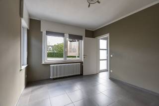 <p>Deze open bebouwing in Aalter biedt het perfecte evenwicht tussen gezellige nestwarmte en comfort. Achter de degelijke gevel schuilt een eigendom die perfect inspeelt op de hedendaagse noden van een gezin.</p><p>Op het gelijkvloers heb je een lichtrijke leefruimte die naadloos aansluit op de comfortabele keuken die voorzien is van alle nodige toestellen. Daarnaast beschikt het gelijkvloers over een volwaardige bureauruimte en een functionele badkamer. Op de eerste verdieping wachten maar liefst vier ruime slaapkamers. Een praktische kelder draagt bovendien bij aan het dagelijkse woongemak en biedt extra bergruimte.</p><p> </p><p>De absolute troef van deze woning bevindt zich echter buiten. Het riante perceel van 678 m² herbergt een groene tuin waar je in alle rust en volledige privacy kunt ontspannen. Dankzij de lange oprit en de losstaande garage is er aan parkeergelegenheid en extra opslagruimte absoluut geen gebrek. Gelegen in een rustige straat met een vlotte verbinding naar de belangrijkste invalswegen, combineert deze woning een centrale ligging met een oase van ruimte en groen.</p><p> </p><p><strong>Klinkt dit als jouw droomwoning?</strong> Wacht niet te lang en plan vandaag nog je bezoek om deze unieke plek zelf te ontdekken. Neem contact met ons op via het formulier of bel ons direct!</p>