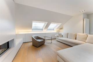 Découvrez ce penthouse exclusif dans un emplacement de choix à Waregem. Grâce à sa situation centrale, vous bénéficiez d'un accès facile...