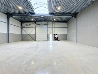 Dit nieuwbouwmagazijn te huur is gelegen aan de Léon Bekaertlaan in Aalter, een goed bereikbare bedrijvenzone met een vlotte verbinding naar de belangrijkste verkeersassen. Dankzij de nabijheid van de E40 en de N44 is de locatie zowel richting Gent als Brugge vlot bereikbaar.<br /><br />Oppervlakte:<br />238 m²<br /><br />Bouwjaar:<br />2025<br /><br />Specificaties:<br />- Vrije hoogte: 6,2 meter <br />- Polybetonvloer<br />- Steeldeck<br />- 3x400V 40A<br />- Regenput van 10.000 liter per unit<br />- 4 staanplaatsen<br /><br />Hebt u interesse in dit magazijn te huur in Aalter? Vraag meer info of plan een bezoek in via 09 245 35 35 of business.gent@dewaele.com<br /><br />Bestuursmaatregelen in het maatregelenregister: nee