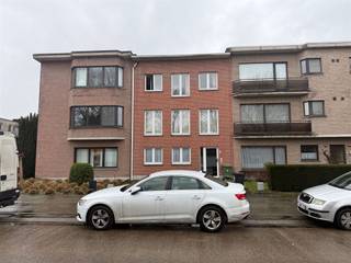 <p><span><span>Dit appartement is gelegen op de tweede verdieping van een klein gebouw vlakbij centrum Maria ter Heide. Via de inkomhal kom je in de ruime leefruimte met veel natuurlijke lichtinval. De geïnstalleerde keuken grenst aan de leefruimte. Achteraan vind je de twee slaapkamers terug die beide toegang hebben tot het terras. Er is een badkamer, aparte wasplaats en een berging aanwezig. Achteraan het gebouw is er een gedeelde garagebox.</span></span><br /><span><span>Er zijn geen gemeenschappelijke kosten. EPC 285 kWh/m².</span></span></p>