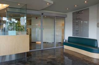 <p><span>Gelegen aan de </span><strong><span>Zwartzustersvest 24 in Mechelen</span></strong><span>, biedt het </span><strong><span>Mechelen City Center (MCC)</span></strong><span> een professionele werkomgeving in een kwalitatief kantoorgebouw.</span></p>
<p><span>Het gebouw werd opgetrokken in 2003 en is uitgerust volgens de hedendaagse eisen, met onder meer </span><strong><span>volledige airconditioning, dubbele beglazing en moderne voorzieningen</span></strong><span>, die zorgen voor comfort en functionaliteit tijdens de werkdag.</span></p>
<p><span>Dankzij de ligging aan de ring van Mechelen zijn de belangrijkste verkeersassen vlot bereikbaar. Het </span><strong><span>historische stadscentrum en de stations Mechelen-Centraal en Nekkerspoel</span></strong><span> bevinden zich bovendien op wandelafstand.</span></p>
<p><span>Er zijn </span><strong><span>parkeerplaatsen beschikbaar</span></strong><span> op de site, wat extra gemak biedt voor medewerkers en bezoekers.</span></p>
<p><span>Het MCC is een aantrekkelijke bedrijfslocatie voor ondernemingen die op zoek zijn naar een comfortabel, goed gelegen en vlot bereikbaar kantoor in Mechelen.</span></p>