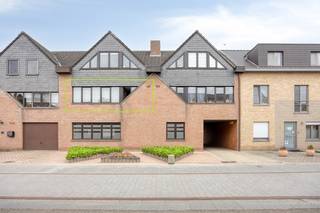 <p><strong>Centraal gelegen appartement in Retie</strong></p>
<p>Dit instapklare appartement bevindt zich in het hart van Retie, op wandelafstand van de markt. Met een bewoonbare oppervlakte van 81 m².</p>
<p>De ruime woonkamer sluit aan op de volledig uitgeruste keuken, voorzien van een microgolfoven, elektrische kookplaat, koelkast en vaatwasser. Aangrenzend bevindt zich een handige berging met de nodige aansluitingen voor wasmachine en droogkast.</p>
<p>Het appartement beschikt verder over twee volwaardige slaapkamers, een moderne badkamer met inloopdouche en badkamermeubel, alsook een apart toilet.</p>
<p>Als extra troef is er een garagebox inbegrepen, uitgerust met een elektrische poort, elektriciteit en verlichting.<br /><br />Specificaties:<br />- EPC: 111 kWh/(m² jaar) - label B<br />- Schrijnwerk: hout<br />- C.V. op aardgas<br />- Asbestveilig<br />- Garagebox inbegrepen in prijs</p>