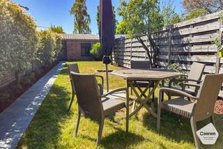 Op een centrale ligging in Sint-Michiels, vlak bij winkels, scholen, openbaar vervoer en lokale handelaars, bevindt zich deze verzorgde & energiezuinige gezinswoning op een perceel van 205 m². De woning werd doorheen de jaren zorgvuldig onderhouden. Dankzij <strong>de zonnige tuin</strong> geniet je hier volop! Op het gelijkvloers word je verwelkomd in een sfeervolle inkomhal met een aansluitende woonkamer die zeer lichtrijk is en met uitzicht op de tuin. Aansluitend aan de leefruimte is er nog een functionele volledig ingerichte keuken met een aanpalende bijkeuken/ wasplaats. Op de eerste verdieping bevinden zich<strong> 2 volwaardige slaapkamers en een badkamer met douche, wastafel in meubel en een toilet.</strong> Er is een grote zolderruimte aanwezig te bereiken via een vaste trap. Deze zolder kan perfect worden ingericht als extra slaapkamer(s), hobbyruimte of bureau, afhankelijk van jouw wensen. De tuin heeft nog een extra tuinberging. <strong>Energielabel B, Gekeurde Elektriciteit ,Traplift aanwezig, Regenwaterput van 5000 liter en de woning is asbestveilig! Kan ook een interessante investering zijn!</strong><br /><br /><br /><strong><u>Gelijkvloers:</u></strong>
<ul>
<li>Sfeervolle inkomhal;</li>
<li><strong>Lichtrijke leefruimte</strong> met uitzicht op de tuin;</li>
<li><strong>Volledig ingerichte keuken </strong>met alle toestellen;</li>
<li>Wasplaats/Berging achteraan aan de keuken;</li>
<li>Apart toilet op het gelijkvloers;</li>
<li><strong>Zonnige tuin </strong>met tuinberging;</li>
</ul>
<strong><u>Eerste verdieping:</u></strong>
<ul>
<li><strong>2 volwaardige</strong> slaapkamers;</li>
<li>Badkamer met douche, wastafel in meubel en hangtoilet;</li>
</ul>
<u><strong>Tweede verdieping te bereiken met vaste trap:</strong></u>
<ul>
<li><strong>Prachtige zolderkamer</strong> die kan ingericht worden als extra slaapkamer /hobbyruimte of bureau</li>
</ul>
<u><strong>Troeven:</strong></u>
<ul>
<li>Regenwaterput van 5000 liter;</li>
<li>Asbestveilige woning;</li>
<li>Gekeurde Elektriciteit;</li>
<li>Energielabel B;</li>
<li>Traplift aanwezig.</li>
</ul>
<br />Voor meer informatie of verdere vragen over deze woning contacteer ons via: oostkamp@caenen.be<br />