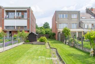 VALIMMAS verkoopt te Zellik deze welgelegen grond in woongebied. Na het bekomen van een geldige omgevingsvergunning geschikt voor een kleinschalig project of dubbelwoonst... 
Ideaal georiënteerd naar het zuid-zuidwesten.   

	niet gelegen binnen de grenzen van een goedgekeurde verkavelingsvergunning of BPA
	voor een gesloten bebouwing met residentieel karakter
	gabariet aan te sluiten op de aanpalende gebouwen, gelijkvloers en twee verdiepingen 
	inplanting gelijkvloers: ± 7,50 x 15m = 112m²
	gemeentelijke parkeerverordening van toepassing 
Bovenstaande inlichtingen steeds onder voorbehoud van het bekomen van een geldige omgevingsvergunning.