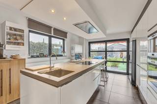 <p>Voor meer info of een bezoek, bel 053 59 49 34 - Op een strategische locatie te Ternat bevindt zich deze<strong> instapklare villa met bouwjaar 2008 op een perceel van bijna 8are</strong>. De ligging is reeds de eerste troef van de woning. Verschillende faciliteiten (scholen, openbaar vervoer, winkels, centrum Ternat ...) bevinden zich op wandelafstand. De E40 richting Brussel en Gent is vlot bereikbaar. Met een <strong>bewoonbare oppervlakte van maar liefst 330 (!) m²</strong> biedt deze woning <strong>vijf (zeer) ruime slaapkamers </strong>en twee badkamers (met alle comfort). Het gelijkvloers beschikt over een ruime inkomhal met gastentoilet, een bureauruimte, een woonkamer én eetkamer en een <strong>volledig geïnstalleerde keuken</strong>. Op de eerste verdieping vinden we nog vier slaapkamers terug (waarvan de masterbedroom over zijn eigen badkamer én dressing beschikt) en een aparte badkamer met douche. De zolderverdieping van maar liefst 70m² is bereikbaar met een vaste trap en kan voorzien worden als polyvalente ruimte of extra slaapkamer. Verder beschikt de woning over een <strong>ruime (droge) kelder, een prachtig zuidgerichte tuin, een oprit voor meerdere personenwagens en een aparte garage achterliggend</strong>. Gunstig EPC - Geen renovatieplicht - Dubbele beglazing - Aluminium-profielen - Betonnen constructie - CV aardgas - Radiatoren - Mogelijkheid vrije beroepen - <strong>Momenteel verhuurd aan 1.850,00 EUR/maand. </strong>(Maatregelen opgenomen in het maatregelenregister: nee)</p>