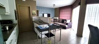 Gelijkvloers appartement (80m²) nabij het dorpscentrum, station, bushalte, .... omvattende een leefruimte met open keuken,...