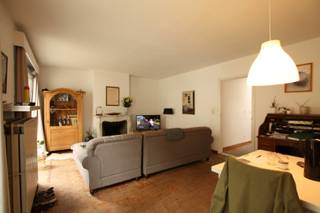 Dit appartement op de benedenverdieping bestaat uit een inkomhal met vestiaire, een leefruimte die toegang biedt tot de binnentuin met terras,...