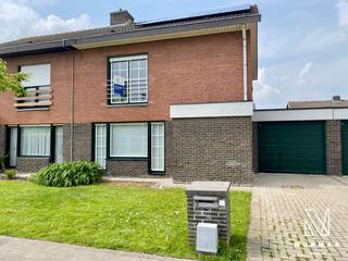Deze woning is gelegen in een doodlopende straat in een kindvriendelijke wijk te Hulste, Zwaluwenlaan 22 en onderging onlangs een volledige...
