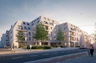 Maison West is een eigentijds woonproject in het hart van Westende. Het project omvat in totaliteit 47 units waarvan 44 appartementen en 3 commerciële panden. Er wordt een mix voorzien van 1, 2 of 3-slaapkamerappartementen, gelegen in een stijlvolle residentie midden in het dorpscentrum, op korte afstand van winkels, scholen, horeca en het strand.
De appartementen, met lichtrijke leefruimtes, open keukens en ruime terrassen, variëren in grootte en bieden flexibiliteit in inrichting dankzij een ‘carte blanche’-aanpak voor afwerking en materialen. Ze stralen comfort uit, met vloerverwarming, geothermische warmtepompen (ook voor koeling) en een duurzaam ventilatiesysteem—alles met het oog op energiebewust en toekomstgericht wonen. Rond het gebouw zijn twee groene zones gecreëerd: een uitnodigend, openbaar voorplein en een serene binnentuin op het dak van de parkeergarage, met wandelpaden, zitplekken en zelfs ruimte voor een petanquepartijtje. Elk appartement geniet tuinzicht voor extra rust en privacy.
Parkeren gebeurt op het gelijkvloers met plaats voor elektrische wagens en een fietsenberging. Dit project richt zich zowel op investeerders, tweedeverblijvers als lokale bewoners die op zoek zijn naar kwalitatieve, betaalbare woonoplossingen aan de Kust. Maison West combineert de authenticiteit en rust van Westende met modern wooncomfort en duurzaamheid.
Interesse in Maison West? Neem contact op voor meer informatie via 050 70 81 74 of hello@keyimmo.be.