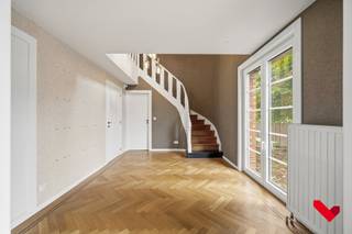 <p>Découvrez cette imposante villa commerciale individuelle avec une surface utile de plus de 360 m², située à un emplacement stratégique de premier ordre, à proximité de l’E40 et de la route d’accès au parc de recherche de Haasrode.<br /><br />Actuellement aménagée avec élégance en institut de beauté, elle peut facilement être adaptée, grâce à son agencement flexible, à sa fonction initiale de bureaux (voir photos en annexe), à une pratique multidisciplinaire, une profession libérale ou d’autres usages commerciaux.<br /><br />✨ Atouts de cette villa :<br />✔ Espaces spacieux et lumineux, idéaux pour un aménagement professionnel<br />✔ Grand jardin, parfait pour un cadre de travail verdoyant et calme<br />✔ Nombreuses possibilités de parking, à l’avant comme à l’arrière pour clients et collaborateurs<br />✔ Accès rapide : à seulement 1 minute de la sortie E40<br />✔ Étage comprenant 4 pièces séparées, chacune avec armoires encastrées et lavabo<br />✔ Entièrement sous-solée (garage, buanderie, stockage)<br />✔ Cuisine équipée<br />✔ Air conditionné<br /><br />Vous recherchez un espace commercial alliant prestige, accessibilité et flexibilité ? Cette villa est faite pour vous !<br /><br />Intéressé(e) ? Contactez-nous pour plus d’informations ou une visite au +32 16 23 21 45 ou via info@bvm-vastgoed.be<br /><br /></p>
