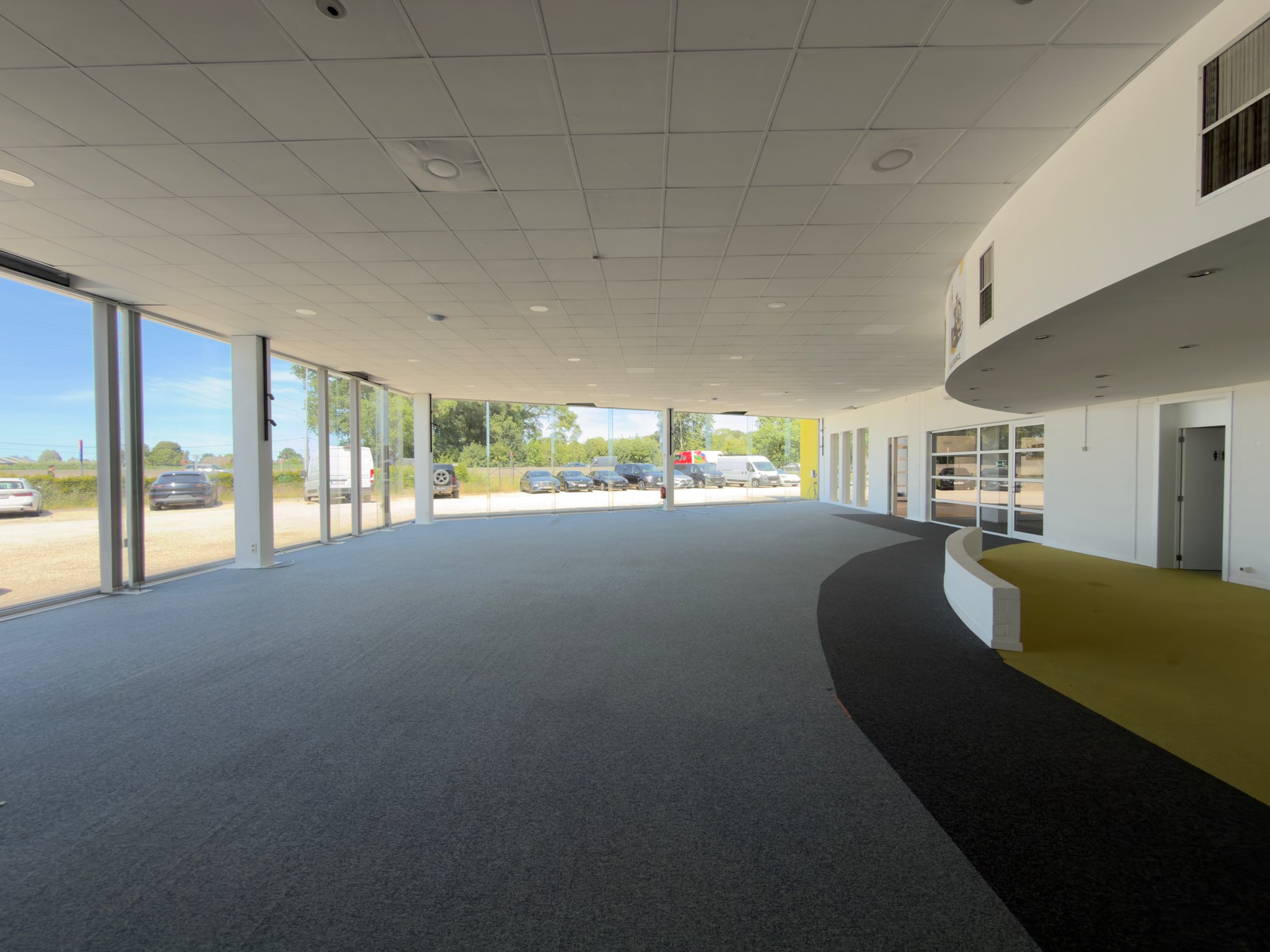 Strategisch gelegen opslagruimte/showroom met kantoor op toplocatie langs de E40 - foto 4