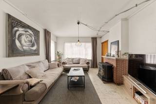 Bent u op zoek naar een gezellige woning met 3 slaapkamers, een aangename tuin en heel wat praktische troeven op een centrale ligging? Dan is deze woning in het hartje van Koekelare zeker een bezoek waard. Dankzij de uitstekende ligging bevinden winkels, supermarkten, scholen, horeca en tal van andere voorzieningen zich op wandelafstand. Een belangrijke troef is de uitweg aan de achterzijde, die rechtstreeks toegang biedt tot de ruime garage/opslagruimte en carport. Daarnaast beschikt de woning over een recent vernieuwde keuken en een volledig vernieuwde elektrische installatie.<br /><br />Indeling: inkomhal, ruime en lichtrijke leefruimte met zit- en eetplaats, volledig geïnstalleerde keuken en droge kelder. Op de eerste verdieping bevinden zich twee volwaardige slaapkamers, een kinderkamer/bureau en een badkamer. Verder beschikt de woning over een ruime zolder en een praktische wasruimte met afzonderlijk toilet.<br /><br />De gezellige tuin beschikt over twee terrassen: een ruim terras dat aansluit bij de woning en een tweede, zonovergoten terras waar u heerlijk van de zon kunt genieten. De leuke buitenbar vormt hierbij een extra troef en maakt van de tuin een aangename plek om te vertoeven.<br />Helemaal achteraan het perceel bevinden zich de ruime garage/opslagruimte en carport, met voldoende mogelijkheden voor het parkeren van de wagen en heel wat extra opbergruimte.<br /><br />Kortom, een aangename woning op een uitstekende ligging in het centrum van Koekelare, met een mooie combinatie van gezellig wonen en praktische mogelijkheden.<br />Interesse? Neem gerust contact op met Ward via 0470 20 66 88 voor meer informatie of een bezoek ter plaatse.<br /><br />Renovatieplicht van toepassing.