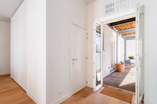 <p>Welkom in het bruisende Zuid, waar licht en comfort samenkomen in dit appartement op de tweede verdieping van een goed onderhouden gebouw in de Riemstraat. Deze gegeerde buurt staat bekend om haar levendige sfeer, met tal van gezellige cafés, restaurants en trendy boetieks op wandelafstand. Cultuurliefhebbers vinden hun gading in het nabijgelegen KMSKA en de vele galerijen, terwijl ook het vernieuwde Zuidpark en de Scheldekaaien zorgen voor ontspanning in de stad.</p>
<p>Momenteel is het pand ingericht als kantoorruimte, maar het biedt alle mogelijkheden om het om te vormen tot een comfortabele woonst. Bij het betreden van het appartement komt u in een bijzonder lichtrijke ruimte, waar de grote raampartijen zorgen voor een aangename lichtinval en een open gevoel. De mooie parketvloer draagt bij aan de warme uitstraling van het geheel. Zo kan u hier perfect een open keuken installeren en de ruimte inrichten tot een gezellige leefkeuken. Vanuit deze ruimte heeft u bovendien rechtstreeks toegang tot het terras, waar u kan genieten van de buitenlucht.</p>
<p>Verder beschikt het appartement over twee volwaardige slaapkamers, die eveneens toegang geven tot het terras. Daarnaast is er een aparte ruimte voorzien waar een badkamer kan worden ingericht.</p>
<p>Tot slot is er nog een praktische kelderberging inbegrepen, die extra opslagruimte biedt.</p>
<p>Kortom een unieke opportuniteit voor wie op zoek is naar een lichtrijk appartement op een toplocatie, met bijzonder veel potentieel om het volledig naar eigen smaak en wooncomfort in te richten.</p>
<p>Interesse? Contacteer LISTED voor een bezoek: +32 3 283 51 51.</p>
