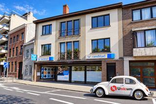 ÉÉN GEBOUW. MEERDERE INKOMSTEN. NOG MEER POTENTIEEL.
Op wandelafstand van de Markt vind je een opbrengsteigendom die vandaag al verschillende troeven combineert:
✓ Verhuurde handelszaak
Gelijkvloerse commerciële ruimte met solvabele huurder.
✓ Twee appartementen
Een ruim, reeds opgeknapt appartement met terras op de eerste verdieping.
Een tweede appartement met renovatiepotentieel op de verdieping erboven.
✓ 5 garageboxen + parking voor 6 wagens
Bereikbaar via een eigen doorrit onder het gebouw.
✓ Extra ruimte
3 afzonderlijke kelderbergingen en een grote multifunctionele zolder, bereikbaar via een vaste trap.
✓ Klaar voor afzonderlijk beheer
Alle nutsvoorzieningen zijn opgesplitst.
En dan zijn er de cijfers die dit vastgoed extra interessant maken:
13 meter gevelbreedte
630 m² perceelsoppervlakte
EPC-label B
Asbestveilig
Interessant als opbrengsteigendom of beleggingsvastgoed, maar dankzij de ligging, perceelsgrootte en uitzonderlijke gevelbreedte eveneens een interessante basis voor een mogelijk nieuwbouwproject.
Een eigendom met inkomsten vandaag én opties voor morgen.