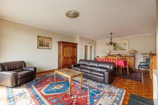 <p><span>Op zoek naar een ruim appartement, veel licht én een toplocatie net buiten de stad? In dit gezellige appartement in residentie Balmoral krijg je het allemaal: een riante leefruimte, 3 slaapkamers, een ruim zuid-gericht terras én een autostaanplaats die inbegrepen is in de prijs!<br /><br /></span></p><p><span>Licht, ruimte &amp; charme</span><span><br />Op de grens van Borgerhout en Deurne-Zuid, in de gekende Luitenant Lippenslaan net buiten de Singel, vind je dit appartement op de vierde verdieping. Je komt binnen in de ruime centrale inkomhal, die meteen praktisch uit de hoek komt met een vestiairekast, videofoon en een apart toilet.</span></p><p><span>De leefruimte is hier een echte troef. Met haar charmante blokjesparket, mooie dubbele deur met glas en oppervlakte van ca. 38,5 m² voelt ze heerlijk ruim aan. Je hebt hier meer dan genoeg plaats voor een grote zithoek en eettafel, terwijl het daglicht volop binnenvalt. Vooraan sluit de leefruimte aan op het zuid-gerichte terras, een fijne plek voor een koffie in de zon, wat kruiden in potten of een bistrosetje met twee stoelen.<br /><br /></span></p><p><span>Praktisch ingedeeld</span><span><br />Aansluitend vind je de keuken, met veel kastruimte en directe toegang tot het terras. Verder in de hal heb je nog een handige berging, een badkamer met douche, lavabomeubel en een tweede toilet.  </span></p><p><span>Achteraan liggen de drie slaapkamers, rustig georiënteerd en allemaal voorzien van een verzorgde laminaatvloer en vliegenramen. Met oppervlaktes van ca. 10 m², ca. 9 m² en ca. 19 m² zijn ze stuk voor stuk mooi bruikbaar. De grootste slaapkamer heeft bovendien nog een aansluitende berging met lavabo en aansluiting voor een wasmachine.</span></p><p><span>Ook handig: bij het appartement hoort een kelderberging én een autostaanplaats in de ondergrondse parking, die mee verkocht wordt.<br /><br /></span></p><p><span>Groen, centraal en vlot bereikbaar</span><span><br />Je woont hier op een bijzonder centrale plek, net buiten de stad en vlakbij heel wat groen. Het Te Boelaerpark ligt op wandelafstand, net als het Rivierenhof en Boekenbergpark. Ook Zurenborg met zijn gezellige restaurantjes en cafe's en Berchem Station zijn snel bereikbaar. Met een Mobiscore van 9,5/10 zit je hier uitstekend voor openbaar vervoer, winkels en een vlotte verbinding naar de Ring. Een topligging dus, voor wie rustiger wil wonen maar toch met de stad vlakbij.</span></p><p><span> </span></p>