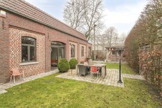 Ontdek een uitzonderlijke ondernemingskans mét woonst!Dit royale en multifunctionele vastgoed biedt alles wat een ambitieuze ondernemer nodig heeft...