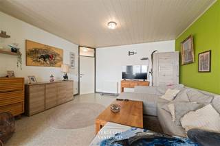 <p><span>Ligging<br /></span><span>Dit appartement bevindt zich op wandelafstand van het centrum van Lokeren. <br />Een warme bakker is je buur, winkels, scholen en horeca liggen om de hoek. <br />Het station en de op- en afrit van de E17 bereik je in enkele minuten met de wagen.<br /><br /></span><span>Appartement met 2 slaapkamers en terras<br /></span><span>Op de eerste verdieping kom je binnen in een ruime leefruimte met plaats voor een zithoek en een grote eettafel. <br />De keuken sluit erop aan en is uitgerust met kookplaat, dampkap en heel wat kastruimte. <br />Verder vind je een badkamer met douche en lavabo, een aparte ruimte met aansluiting voor de wasmachine, en twee slaapkamers. <br />Achteraan geeft een deur uit op een terras. <br /><br />Ook het duplexappartement is (samen of apart) te koop: leefruimte met zit- en eethoek, keuken, badkamer met douche en aansluiting voor de wasmachine en twee slaapkamers onder het dak. <br /><br />Appartement 1ste verdieping met 2 slpk en terras - 159.000 EUR<br />Duplexappartement met 2 slpk - 169.000 EUR<br />samen te koop aan 299.000 EUR<br /><br /></span><span>Troeven<br /></span><span>/ 2 slaapkamers<br />/ terras<br />/ centrale ligging met vlotte verbinding<br /><br /></span></p><p><span> </span></p>