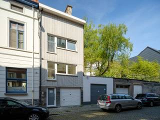 <strong>Topligging - St Elisabeth begijnhof! Instapklaar duplex appartement in een rustige straat nabij het historisch centrum!</strong><br /><br />Voor meer informatie mail naar info@carloeggermont.be<br /><br />Dit instapklaar<strong> duplex-appartement</strong> maakt deel uit van een <strong>kleinschalige residentie </strong>met slechts <strong>drie entiteiten</strong> en is gelegen in een<strong> rustige straat</strong> nabij het <strong>historisch centrum</strong>, <strong>Sint Elisabeth begijnhof</strong>, <strong>Gravensteen</strong>,...<br /><br />Het <strong>duplex appartement </strong>situeert zich op de <strong>derde verdieping </strong>en geniet van een <strong>aangename ruimtelijkheid</strong> dankzij de <strong>openheid </strong>tot in de nok en omvat een <strong>woon- en eetkamer</strong>, volledig uitgeruste<strong> keuken</strong>, <strong>badkamer </strong>met inloopdouche, wastafel en toilet<strong> </strong>en een <strong>mezzanine met slaapkamer </strong>voorzien van <strong>ingemaakte kastruimte.</strong><br /><br />Naast de lichtinval en <strong>algemeen goede staat</strong>, geniet het appartement van een <strong>vlotte bereikbaarheid</strong> met de wagen en het openbaar vervoer met als extra troef in de onmiddelijke nabijheid van <strong>winkels</strong>, <strong>cultuur </strong>en verschillende <strong>scholen </strong>en <strong>universiteiten</strong>.<br /><br /><strong>Kortom, een ideale opportuniteit voor ouders van studerende kinderen, als eerste woonst of personen die op zoek zijn naar een goede investering op een toplocatie!</strong><br /><br />Conformiteitsattest aanwezig!