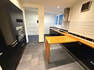 Ruim instapklaar gelijkvloersappartement in het stadscentrum op wandelafstand van de Theaterwijk, winkels, restaurants, scholen,...<br /><br />Indeling van het appartement:<br /><br />Inkomhal: +/- 12,5m²  op parket.<br />Woonkamer: +/- 41 m²  op parket.<br />Keuken: +/- 17m²  op tegels.<br /> - Afwasbak<br /> - Kastjes<br /> - Keramisch vuur met 4 bekken<br /> - Frigo met vriesvak, combi-oven, afwasmachine en dampkap.<br />Nachthal: +/- 15 m², op parket.<br />Slaapkamer 1: +/- 9m² op parket.<br />Slaapkamer 2: +/- 14m² op parket.<br />Slaapkamer 3:+/- 20m² op parket.<br />Badkamer: Ligbad met douchesproeier, douche, dubbele lavabo, hangtoilet.<br /><br />Centrale verwarming, mazout. Meters.<br />Dubbele  beglazing.<br />Algemene onkosten: € 250 per maand (inclusief verwarming en water, geen afrekening)<br />Videophone.