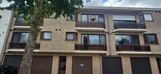 Zeer mooi en rustig gelegen appartement in een doodlopende straat (Steenlandlaan), toch heel centraal op wandelafstand van de school, bakker, het mooie Moretusbos,... . Dit appartement is energiezuinig en heeft sinds kort ook de mogelijkheid om zonnepanelen te plaatsen per wooneenheid. Het dak is recentlijk vernieuwd, de VME valt ook in eigen beheer van de blok. Terras ligt met mooi zicht over 'het kalf' en heeft geen inkijk. De garage is inpandig en verleent directe toegang aan de inkomhal! De garage is verplicht bij aan te kopen tegen 25.000 euro. Het appartement is volledig instapklaar gemaakt en kan je direct bewonen of verhuren. Het beschikt over twee slaapkamers, een apart toilet, een berging aan de open keuken, een zonnige woonkamer, badkamer en een extra aparte berging. Tevens zijn er aparte meters en heeft de kelder een eigen bergruimte per apartement. Een extra staanplaats voor de garage is ook een troef.