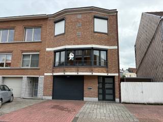 Zeer nette bel-étage woning met tuintje (dolomiet) en een bewoonbare oppervlakte van +/-151m2 gelegen in een rustige buurt, vlak bij het centrum, op enkele minuten te voet van de Albert Heijn en belangrijke invalswegen. De woning bestaat uit een inkomhal met personenlift, een garage met toegang tot het terras en het tuintje en een chauffagekelder met aansluitingen voor wasmachine en droogkast. Op de 1ste verdieping: mooie leefruimte (+/-41m2)met open volledig ingerichte keuken, berging en zuidoost georiënteerd terras. Toilet. Op de 2de verdieping: 3 slaapkamers (+/-20, 11 en 9m2)  en badkamer met dubbele lavabo, douche en bidet. Apart toilet. Centrale verwarming op gas (Viessmann), dubbele beglazing, elektrische rolluiken, personenlift. EPC B. Onmiddellijk vrij! 