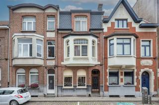 Opbrengsteigendom nabij het Bouckenborghpark.Het gebouw verkeert in een uitmuntende staat van onderhoud en bestaat uit drie appartementen met telkens...