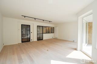 Dit ruim driekamerappartement werd volledig gerenoveerd en is instapklaar. Het geniet van een centrale ligging op de Paul Parmentierlaan te Knokke,...