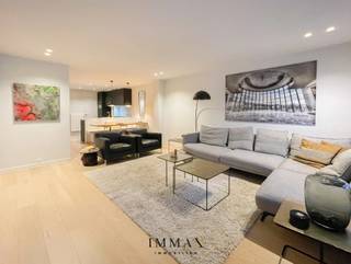 Découvrez cet appartement aux finitions élégantes situé dans une petite résidence de la Lippenslaan. La combinaison de matériaux de qualité, d'un agencement harmonieux et de la proximité immédiate   des commerces, des restaurants et de la plage en fait une offre exceptionnelle.<br /><br />En entrant dans l'appartement, vous êtes accueilli dans un hall d'entrée élégant avec un vestiaire et des toilettes pour invités. Le salon spacieux bénéficie d'une belle largeur et de beaucoup de  lumière naturelle, et s'intègre parfaitement à la cuisine ouverte entièrement équipée avec un débarras attenant. Le couloir de nuit mène à deux chambres à coucher spacieuses, chacune équipée d'armoires encastrées et d'une salle de douche attenante pour un confort optimal. La chambre principale donne directement sur l'agréable terrasse arrière, un endroit idéal pour profiter du calme.<br /><br />Possibilité d'acheter une place de parking/garage dans les environs immédiats !<br /><br />Extrait urbanistique en cours de demande.<br /><br />N'hésitez pas à nous contacter pour plus d'informations : tél. : 050 62 44 14 ou via knokke@immax.be<br />