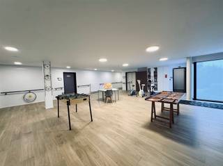 Op zoek naar een assistentiewoning met zonnig terras en leuke wandelroutes in het gezellige Rupelmonde? Lees dan zeker verder! De flat is volledig afgewerkt met kwalitatieve duurzame en onderhoudsvriendelijke materialen en is natuurlijk volledig aangepast aan de noden van rolstoelgebruikers.Residentie Mercator is niet alleen rustig gelegen in het groen en in de nabijheid van openbaar vervoer, warenhuis en apotheker. U kan bovendien ook genieten van diverse gemeenschappelijke diensten en faciliteiten zoals de ontmoetingsruimte, cafetaria, recreatieruimte, . . .Dit serviceflat omvat een lichtrijke leefruimte met volledig ingerichte open keuken, ruime slaapkamer voorzien van ingemaakte kleerkasten, moderne ruime badkamer met inloopdouche, lavabo met lavabomeubel en hangtoilet. Bovendien beschikt deze flat over een zonnig terras en een parkeerplaats. Een fijne woonervaring verzekerd, aangezien Thuis Comfort u zal begeleiden door het gehele proces. Nog enkele troeven van dit serviceflat die we even willen benadrukken: 65 plus is niet noodzakelijk, kwalitatieve gordijnen voorzien, ingemaakte kasten in slaapkamer, noodknoppen aanwezig in slaapkamer, badkamer en leefruimte/keuken, algemen permanentie, inboedelverzekering inbegrepen, administratieve ondersteuning, gebruik en onderhoud van de gemeenschappelijke ruimtes inbegrepen in huurprijs... De huurprijs per maand is indicatief, residentie Mercator werkt met een dagprijs en die bedraagt: - 23,79 euro wooncomponent- 12 euro dienstcomponent Het serviceflat is beschikbaar vanaf heden. Interesse in deze prachtige flat? Aarzel dan zeker niet ons te contacteren!