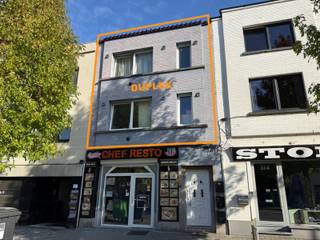 <p>In de stadsrand op wandelafstand van scholen en volle centrum deze ruime duplex.<br />het appartement beschikt over 4 slaapkamers en twee badkamers.</p>
<p>Een ruim terras achteraan.<br /><br /><span>✅ Ingerichte keuken<br />✅ centrale verwarming op aardgas<br />✅ 2 badkamers met douche<br />✅ Dubbele beglazing <br />✅ Groot terras<br /><br /></span>Perfect voor groot gezin of kangoeroewoonst</p>