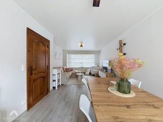 Op zoek naar een charmante gezinswoning op een rustige locatie, maar toch dicht bij alles? Deze woning combineert wooncomfort met een uitstekende ligging op wandel- en fietsafstand van winkels, scholen, openbaar vervoer, het strand en de duinen. Dankzij de vlotte verbinding met de A10 zijn ook omliggende steden en gemeenten makkelijk bereikbaar.<br /><br />Via de inkomhal met praktische bergruimte komt u in de lichtrijke leefruimte, met plaats voor een gezellige zithoek en eethoek. Aansluitend bevindt zich de goed uitgeruste keuken met extra eetplaats, ideaal voor gezellige gezinsmomenten. De badkamer beschikt over een inloopdouche, toilet en lavabomeubel.<br /><br />Een absolute troef is het gezellige stadsterras, bereikbaar vanuit de leefruimte of via het sas. Hier geniet u heerlijk van het buitenleven. Daarnaast zijn er extra bergruimte en een praktische werkplaats met aansluitingen voor wasmachine en droogkast.<br /><br />Op de eerste verdieping bevinden zich twee lichtrijke slaapkamers. Via de vaste trap bereikt u de zolderverdieping met een derde kamer, momenteel ingericht als dressing en technische ruimte. Deze kan perfect dienstdoen als extra slaapkamer, hobbyruimte of bureau.<br /><br />Een warme en praktische woning met een aangename buitenruimte en een bijzonder aantrekkelijke ligging: rustig wonen en toch alles dichtbij, met de kust om de hoek.<br /><br />Deze woning is te koop ZONDER makelaar via het concept van Smart Houses! Inlichtingen of een bezoek? Contacteer de eigenaar via +32472052452