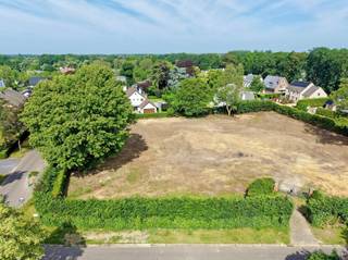 <p><span>Op zoek naar een bouwgrond op een rustige locatie met een uitstekende bereikbaarheid? Dit mooie perceel van 10a 83ca met een straatbreedte van ±30m - in de residentiële wijk Berkenveld - biedt de ideale basis voor het realiseren van uw nieuwe thuis.<br /><br /></span></p><p><span>Een van de laatste vrijliggende bouwgronden in deze wijk, waar u de unieke kans krijgt om een hedendaagse, duurzame én energiezuinige woning volledig op maat van uw smaak en persoonlijke wensen te realiseren. </span></p><p><span> </span></p><p><span>Dankzij de zuidwestelijke oriëntatie geniet u optimaal van de zon en kunt u een tuin creëren waar het aangenaam vertoeven is. De perceeloppervlakte laat bovendien voldoende ruimte voor het bouwen van een ruime gezinswoning met een mooie buitenomgeving.</span></p><p><span> </span></p><p><span>De ligging vormt een belangrijke troef. U woont hier in een groene en kindvriendelijke buurt, op korte afstand van scholen, sportaccommodaties, winkels en openbaar vervoer. Ook het natuurgebied De Wijers bevindt zich vlakbij voor wie graag wandelt of fietst in een prachtige omgeving. Het centrum van Hasselt is vlot bereikbaar, net als de belangrijkste verbindingswegen richting de omliggende gemeenten en autosnelwegen.</span></p><p><span> </span></p><p><span>De bouwgrond is bestemd voor het oprichten van een vrijstaande woning met volgende kenmerken:<br /><br /></span></p><ul><li><span>bestemming: 1 ééngezinswoning per lot</span></li><li><span>bouwhoogte: max. 2 bouwlagen (kroonlijsthoogte max. 6m50 / 7m bij plat dak en nokhoogte max. 10m50)</span></li><li><span>dakvorm: hellend of plat</span></li><li><span>bouwdiepte: max. 12 meter + 5 meter aanbouw </span></li></ul><ul><li><span>inplanting: 5 meter van de rooilijn en min. 5 meter van de zijperceelsgrenzen</span></li><li><span>open carport in de zijtuin toegelaten (max. 30m²)</span></li><li><span>één vrijstaand bijgebouw in de vorm van een tuinberging, poolhouse of terrasoverkapping in de achtertuin toegelaten (max. 40m²)</span></li><li><span>omgevingsaanleg: zone voor hagen, te behouden bomen, compenserende maatregelen te nemen indien er wordt overgegaan tot het rooien van bomen.</span></li></ul><p><span> </span></p>