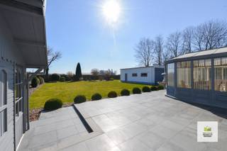 Opendeur zaterdag 12/07 van 11 tot 12u - Prijs bespreekbaarAan de rand van de Lakebossen te Zwevezele vindt u deze verzorgde villa met 4 slaapkamers,...