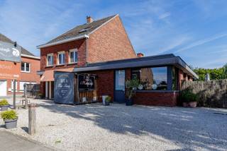 Deze eigendom leent zich perfect voor horeca, diensten, vrij beroep of andere commerciële activiteiten, dankzij de uitstekende zichtbaarheid en...