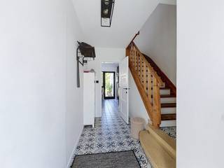 <p><span><strong><span>Unieke stadswoning in het Begijnhof MET 3 SLPK én Tuin!</span></strong><br /><br /><strong>Op een absolute topligging</strong>, <strong>op slechts enkele voetstappen van de Grote Markt en het bruisende stadscentrum van Aalst</strong>, vinden we deze <strong>bijzonder charmante woning in het historische Begijnhof</strong>. Hier woont u midden in de stad, maar geniet u tegelijk van de uitzonderlijke rust, het groen en de <strong>authentieke sfeer </strong>die deze gegeerde omgeving te bieden heeft.</span></p>
<p><span><strong>De woning is gelegen in een woongebied met historische en culturele/esthetische waarde</strong> en werd <strong>met zorg volledig gerenoveerd</strong>. Een ideale <strong>combinatie van karakter, hedendaags wooncomfort</strong> en een unieke stedelijke ligging.</span></p>
<p><span>Via de <strong>mooie inkomhal</strong>, voorzien van <strong>een gastentoilet en praktische ruimte voor een vestiaire</strong>, komen we in de <strong>bijzonder ruime en lichtrijke leefruimte</strong>. Dankzij de <strong>grote raampartijen</strong> geniet u hier van<strong> een prachtig zicht op de sfeervol aangelegde stadstuin</strong>. De leefruimte biedt bovendien <strong>rechtstreeks toegang tot het terras en de tuin</strong>, waardoor binnen en buiten mooi in elkaar overvloeien.</span></p>
<p><span>De <strong>volledig geïnstalleerde open keuken</strong> sluit mooi aan bij de leefruimte en beschikt eveneens over een directe toegang tot het terras en de tuin. Daarnaast is er <strong>een praktische buitenberging</strong>, rechtstreeks toegankelijk vanaf het terras.</span></p>
<p><span>Op de <strong>eerste verdieping </strong>bevinden zich <strong>twee slaapkamers en een handige berging</strong> met aansluitingen voor wasmachine en droogkast, aangevuld met ruimte voor praktische dressingkasten. <strong>De volledig geïnstalleerde badkamer beschikt over een inloopdouche, toilet en lavabo</strong>.</span></p>
<p><span><strong>Via een vaste trap bereiken we de volledig afgewerkte zolderverdieping</strong>. Deze ruime ruimte biedt tal van mogelijkheden en kan mits verdere inrichting perfect <strong>dienstdoen als een derde, ruime slaapkamer</strong>, hobbyruimte of bureauruimte.</span></p>
<p><span>Ook de buitenruimte is een absolute troef. <strong>De mooi aangelegde en bijzonder gezellige stadstuin </strong>beschikt achteraan bovendien over een extra aangelegd terras, ideaal om in alle rust te genieten van het buitenleven.</span></p>
<p><strong><span>Extra troef:</span></strong><span> <strong>op wandelafstand, in de nabijgelegen Parking De Burcht, wordt een gesloten garagebox (ruim 15m²) aangeboden voor </strong></span><strong>€ 28.500. Deze is niet inbegrepen in de vraagprijs van de woning, maar kan afzonderlijk worden aangekocht. Een bijzonder handige extra in het centrum van de stad!</strong></p>
<p><span>Een unieke kans voor wie op zoek is naar <strong>een instapklare woning met karakter</strong>, ruimte en een aangename tuin, op een van de meest gegeerde locaties van Aalst.</span></p>
<p><span>Voor meer informatie en/of een bezoek kunt u contact opnemen met uw vastgoedkantoor </span><strong><span>Kurtimmo</span></strong><span> via </span><strong><span>0476 07 69 93</span></strong><span> of </span><strong><span>info@kurtimmo.be</span></strong><span>.</span></p>