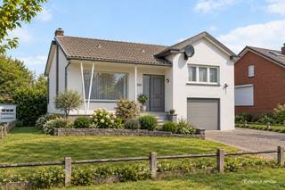 Voor meer info en foto’s, surf naar www.swevers.be – Deze open bebouwing in Beringen, gelegen aan de Everselstraat 144, biedt een mooie opportuniteit voor wie op zoek is naar een ruime woning met een praktische indeling en mogelijkheden om deze verder naar eigen smaak te moderniseren. De woning uit 1966 is een splitlevelwoning, wat zorgt voor een speelse en niet-klassieke indeling. De bewoonbare oppervlakte bedraagt 184 m², aangevuld met een zolder van 21,18 m² die dankzij de vernieuwde en bijkomend geïsoleerde afwerking kan dienen als extra slaapkamer, speelruimte, hobbykamer of bureau.<br /><br />Via de centrale inkomhal bereikt u de verschillende ruimtes. De woonkamer van ca. 30 m² geniet van een mooie lichtinval en biedt voldoende plaats voor een zit- en eethoek. Aansluitend bevindt zich de keuken (9,20 m²) met directe toegang tot het terras. De nachthal leidt naar drie slaapkamers, waarvan twee ruime kamers van elk ca. 14 m² en een derde kamer van 8,70 m², ideaal als kinder-, bureau- of hobbyruimte. De badkamer werd vernieuwd en biedt een aangename, hedendaagse basis. Ook de elektriciteit werd recent vernieuwd en is conform.<br /><br />Bovenop deze indeling is er nog de vernieuwde en bijkomend geïsoleerde zolderruimte van 21,18 m² met extra mogelijkheden voor polyvalent gebruik. Buiten sluit het terras aan op de leefruimte en kijkt uit op de tuin, georiënteerd naar het noordoosten. Het perceel van 6a 44ca biedt mogelijkheden om een aangename en private buitenruimte te creëren. Verder is er een kelder van 45,20 m², geschikt voor opslag of hobbyruimte, en een inpandige garage voor extra comfort. De ligging is vlot bereikbaar, met voorzieningen en restaurants op korte afstand.<br /><br />Deze ruime woning combineert een degelijke basis met reeds verschillende vernieuwde elementen en biedt nog mogelijkheden om verder naar eigen smaak in te richten en te moderniseren. Voor meer informatie, bel 011 255 155.<br /><br />Bron bewoonbare oppervlakte: EPC – verslag. Dit pand is onderworpen aan de renovatieverplichting van de Vlaamse overheid voor residentiële gebouwen (behoudens bij sloop binnen 5 jaar na de aankoop). Consulteer voor meer informatie de website van het Vlaams Energie- en Klimaatagentschap via https://www.vlaanderen.be/een-huis-of-appartement-kopen/renovatieverplichting-voor-residentiele-gebouwen.