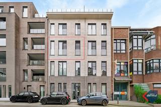 Dit prachtige appartement is gelegen in het hart van Oostende, in een moderne en jonge residentie. De ruime woonkamer met een stijlvolle open keuken biedt een gezellige leefruimte, perfect voor zowel ontspanning als het ontvangen van gasten. Aan de woonkamer bevindt zich een ruim terras, waar u kunt genieten van een aangename buitenruimte. De keuken is praktisch ingericht en grenst aan een handige berging met aansluitingen voor een wasmachine. Het appartement beschikt over twee comfortabele slaapkamers, ideaal voor een gezin.  De badkamer is voorzien van een moderne douche. Daarnaast is er een afzonderlijk toilet voor extra comfort. Het gebouw is uitgerust met een lift en een fietsenberging.<br /><br /> 