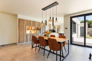 <strong>Energiezuinige en kwalitatief afgewerkte woning met 3 slaapkamers</strong> <br /><br />Deze energiezuinige woning combineert comfort, ruimte en hoogwaardige afwerking. Dankzij de lichtrijke leefruimtes, moderne technieken en duurzame materialen vormt dit een aangename thuisbasis waar gezelligheid en functionaliteit centraal staan.<br /><br />De gelijkvloerse verdieping:<br /><br />- een inkomhal die uitgeeft op de lichtrijke leefruimte<br />- een ruime woonkamer met gezellige zithoek en houthaard<br />- een open, volledig uitgeruste keuken met hoogwaardige materialen en ingemaakte kasten<br />- een praktische eetplaats aan het keukenblad<br />- een gastentoilet<br />- een berging/wasruimte<br />- een droge kelder onder de trap, ideaal voor stockage<br /><br />De eerste verdieping:<br /><br />- een nachthal<br />- een badkamer met dubbele lavabo, ligbad, inloopdouche en toilet<br />- twee slaapkamers, waarvan één met ingemaakte dressing<br /><br />De zolderverdieping:<br /><br />- een derde slaapkamer<br />- een technische ruimte<br /><br />De tuin:<br /><br />- een gezellige, onderhoudsvriendelijke tuin<br />- een praktische tuinberging van 10 m²<br />- een carport met aansluitend extra bergruimte<br /><br />Algemeen:<br /><br />- EPC A-label (24 kWh/m²) – energiezuinig wonen<br />- vloerverwarming op het gelijkvloers en de eerste verdieping<br />- warmtepomp (lucht-water)<br />- zonnepanelen<br />- ventilatiesysteem D met warmterecuperatie<br />- conforme elektrische installatie (moderne zekeringkast)<br />- overal hoogrendementsglas<br />- afgewerkt met duurzame en kwalitatieve materialen !!!<br /><br />Een instapklare en moderne woning waar comfort en energiezuinig wonen hand in hand gaan, ideaal voor wie op zoek is naar een kwalitatieve thuis op lange termijn.<br /><br />Plan vandaag nog uw bezoek in via imani@deboerenpartners.be of bel 03.377.55.00