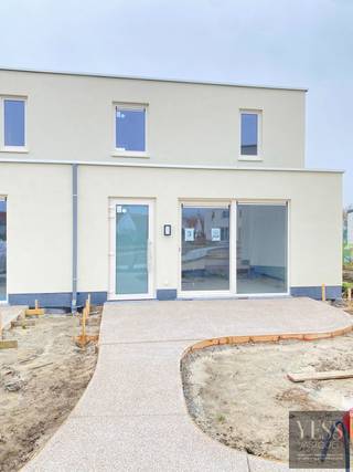 Welkom bij De Strandloper, een stijlvol en energiezuinig project op een toplocatie in Bredene!<br /><br /><strong>Indeling van de woning: </strong><br /><span>Gelijkvloers:</span> Inkomhal, gastentoilet, lichtrijke en ruime living, open, volledig geïntegreerde keuken, 1 comfortabele slaapkamer, badkamer.<br />De open leefruimte zorgt voor een aangenaam ruimtegevoel en een directe connectie met buiten. <br /><span>Verdieping:</span> twee volwaardige slaapkamers, douchekamer, toilet, technische ruimte.<br /><br />Elke woning beschikt over een zuidgericht terras, ideaal om maximaal te genieten van zon en rust.<br />Elke woning beschikt over een parking vooraan het domein.<br /><br />Daarnaast wordt er sterk ingezet op energiezuinigheid en toekomstgericht wonen:<br />- Verwarming en koeling via lucht-lucht warmtepomp<br />- Energie-efficiënte technieken<br />- Fietsenstallingen voorzien op het domein<br /><br />De Strandloper biedt u de perfecte combinatie van rust, comfort en nabijheid van strand en natuur. Hier woont u in een aangename kustgemeente met vlotte bereikbaarheid en alle voorzieningen binnen handbereik.<br /><br /><strong>Bent u op zoek naar een eigentijdse vakantiewoning aan zee met doordachte indeling en zonnig terras?</strong><br />- De Strandloper in Bredene is een unieke kans.<br /><br />Neem vandaag nog contact op of plan een bezoek aan onze bemeubelde modelwoningen op Blekkaertstraat 50, Bredene aan Zee.<br />De Strandloper – Uw droom of investering aan zee - Verkoopkantoor ter plaatse op afspraak: info@yess-vastgoed.be / 050 33 59 03